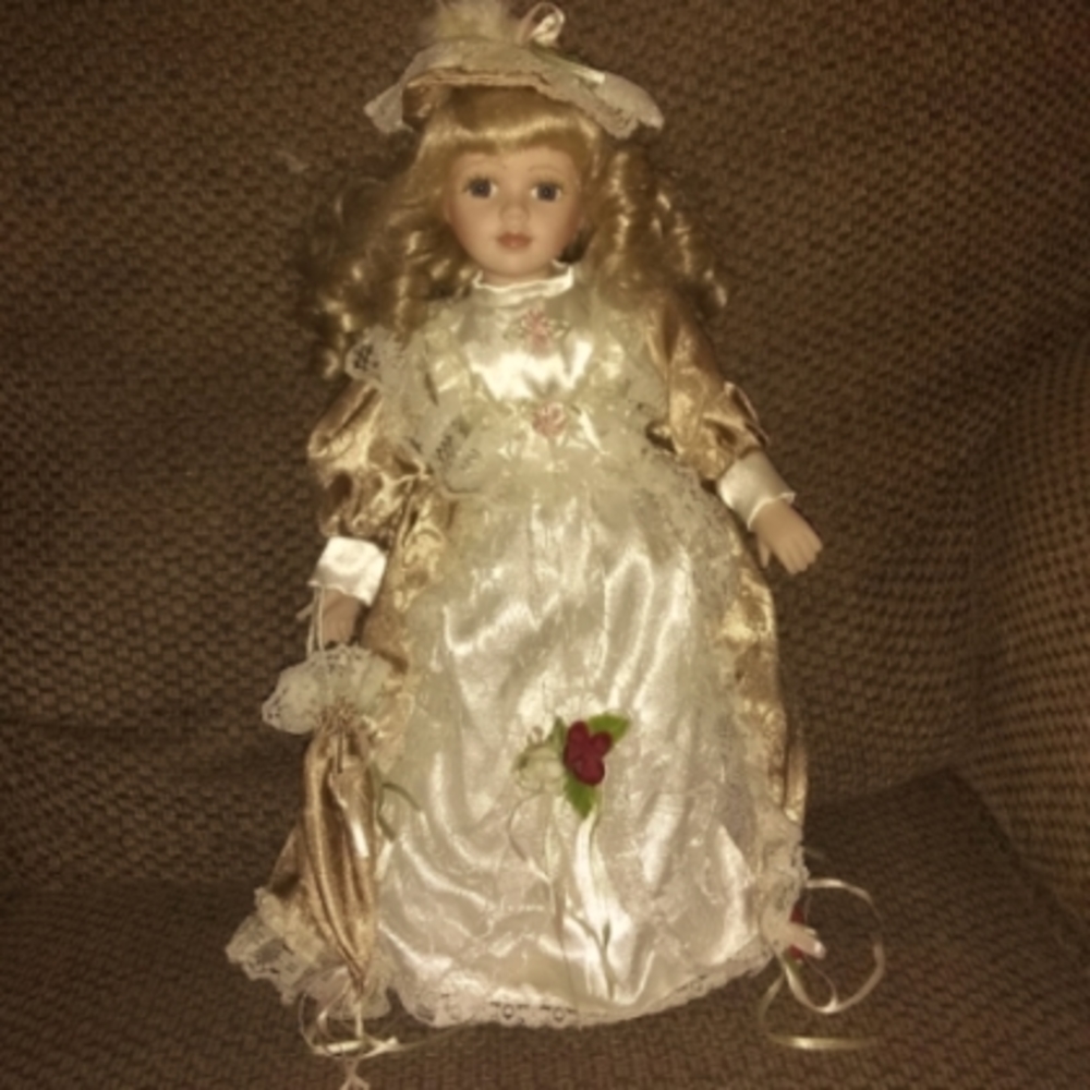 ANTIQUE PORCELAIN COLLECTORS DOLL